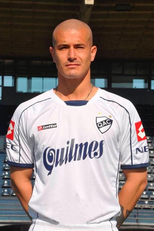 Pablo Lima playing for Quilmes